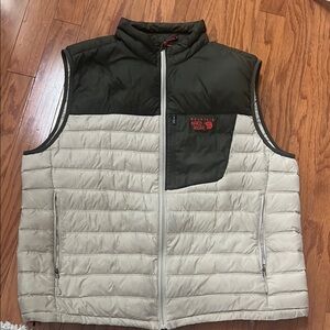 Men's Two-Tone Puffer Vest- MOUNTAIN HARDWEAR